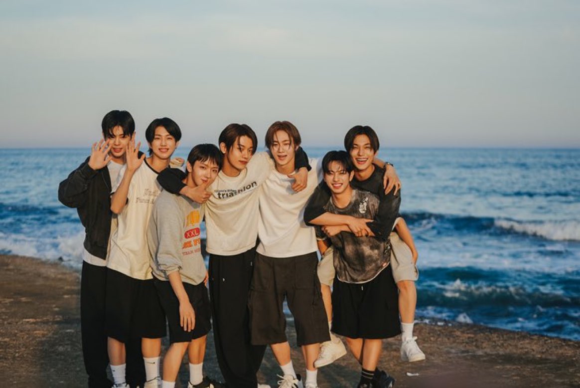 fall_4_bin's tweet photo. my beloved 7 🥹🩵 https://t.co/51VWkwnGyE