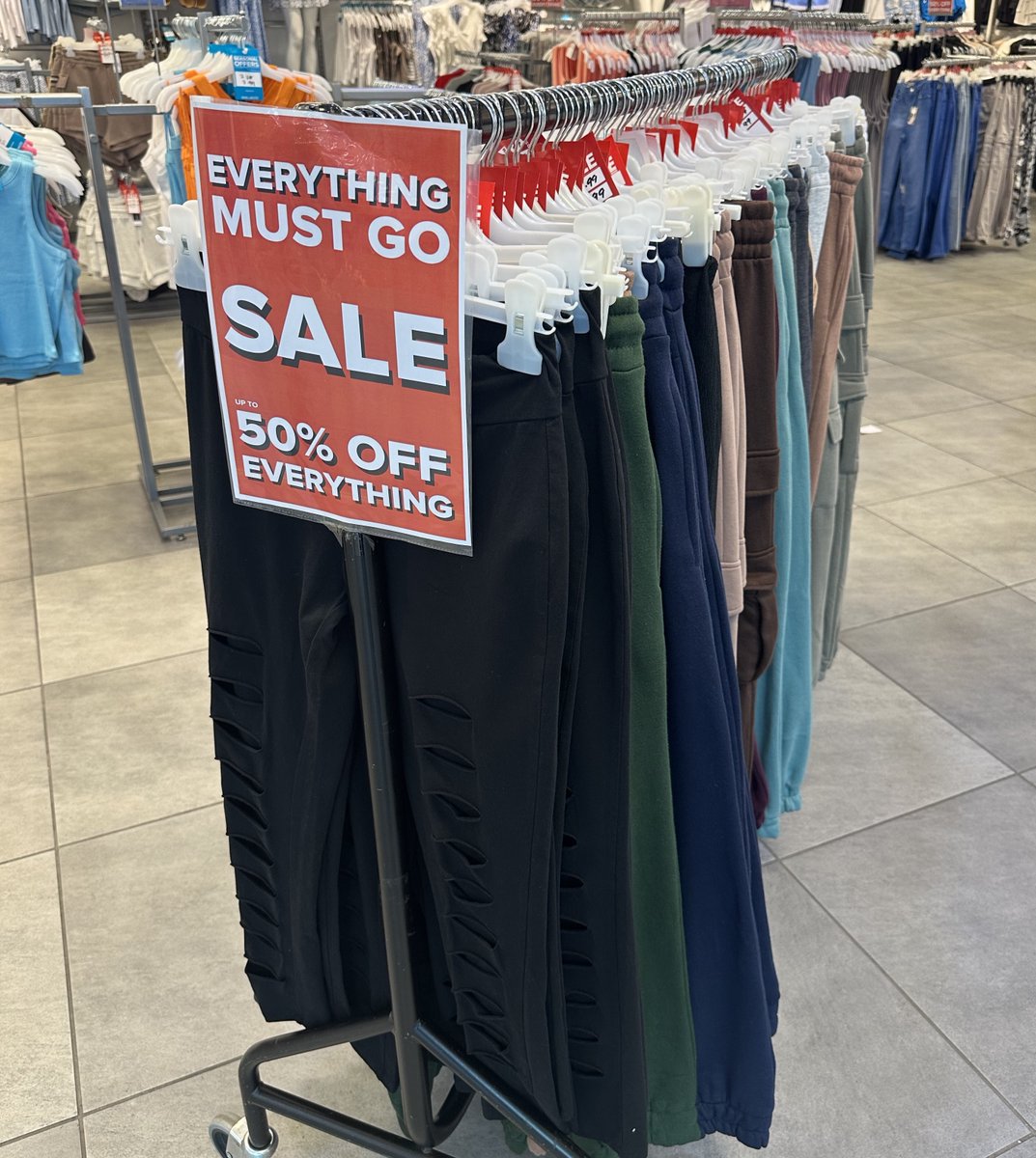 AlhambraCentre's tweet image. Don't miss @selectfashion's Massive Clearance Sale NOW ON!

With up to 50% off everything, your new Summer wardrobe awaits! ☀️

#SlayInSelect #SelectStyle #MustHave #StyleSecrets