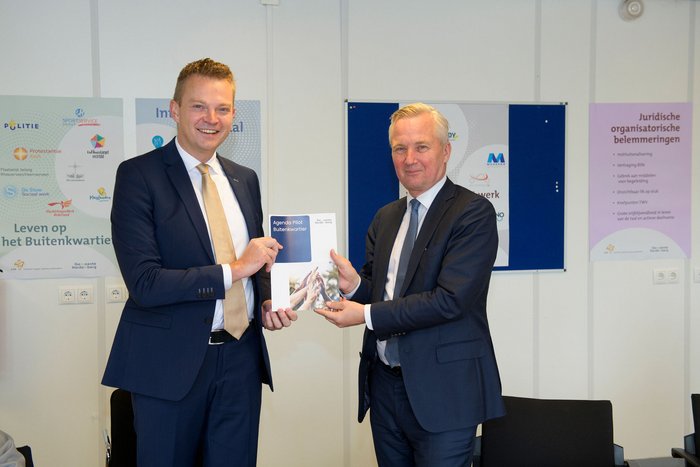 Eric van der Burg, staatssecretaris van Justitie en Veiligheid, heeft maandag 17 juni het azc in Hardenberg bezocht. Hij kreeg daar van wethouder Alwin Mussche de agenda ‘Buitenkwartier’ overhandigd.
hardenberg.nl/nieuws/nieuwsb…