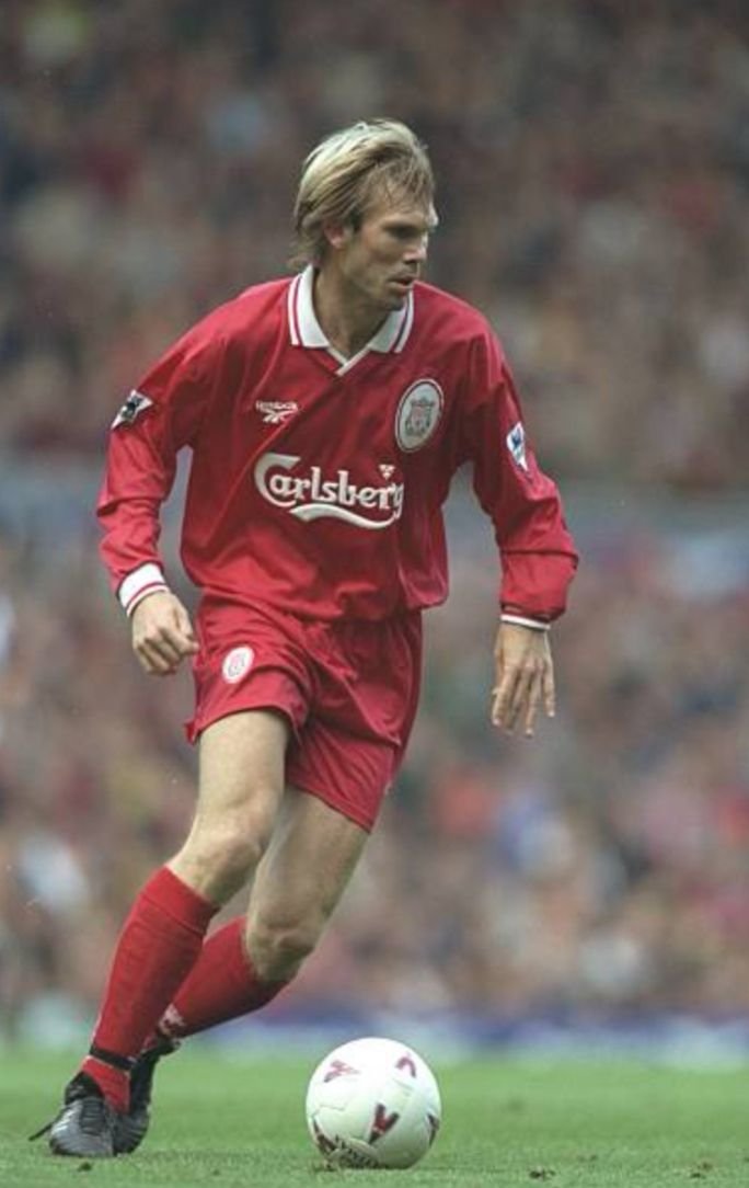estoesanfield_'s tweet photo. [🔴🎂] HISTORIA #LIVERPOOL

🍾 Hoy cumple 52 años nuestro 🇸🇯 Bjørn Tore Kvarme

📊 Sus números en @LFC, donde permaneció 2 años:

🏟 54 partidos

Asiduo a los partidos de @LFCFoundation, es el representante de Martin Ødegaard.

Muchas felicidades

#OnceRedAlwaysRed
#YNWA https://t.co/Navp27enzz