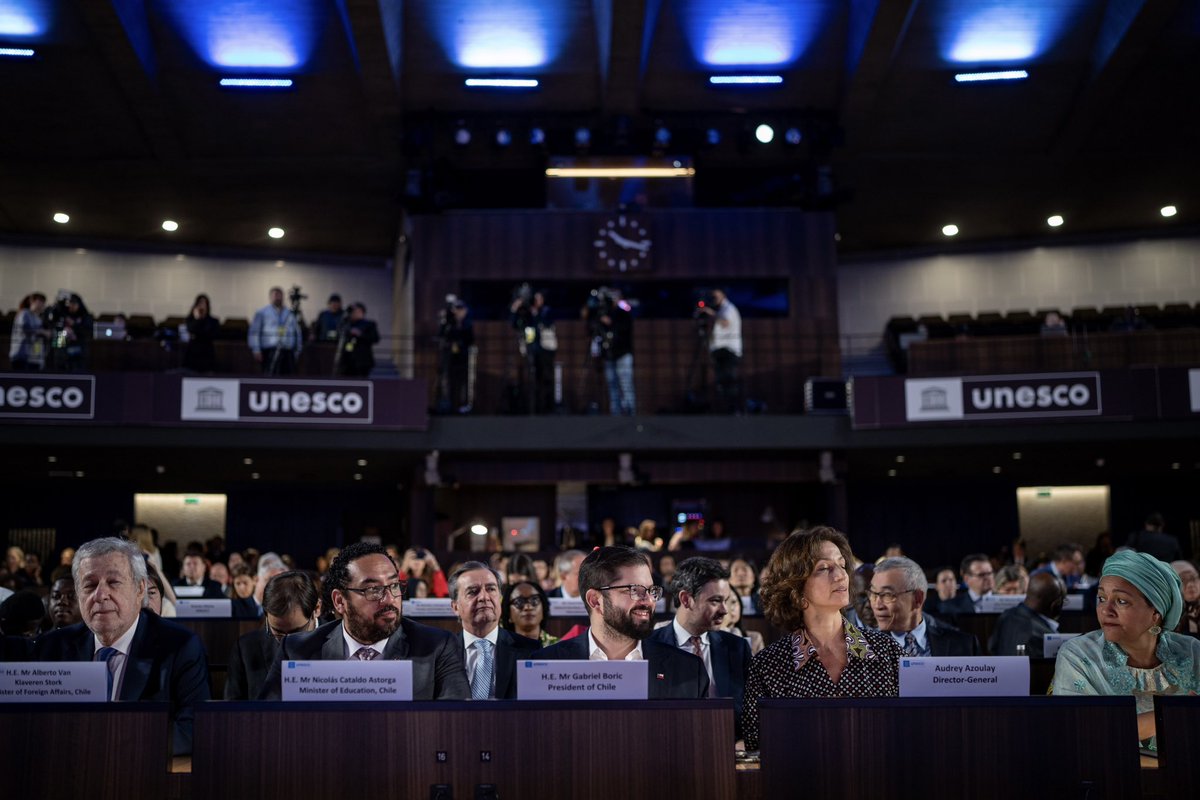 GabrielBoric's tweet photo. Hoy junto a los ministros @Nico_Cataldo y @AlbertoKlaveren, participamos del Plenario de Alto Nivel del ODS4 en @UNESCO_es por una mejor educación.

La educación no solo es un derecho humano fundamental, es un bien público global que permite el ejercicio de otros derechos y por eso tenemos una responsabilidad impostergable: debemos movilizarnos y romper barreras para asegurar que cada niño, niña, joven y adulto, sea hombre o mujer, tenga acceso a una educación inclusiva, equitativa y de calidad.

Felicito y agradezco el trabajo de las y los profesionales de todas partes del mundo que impulsan una agenda multisectorial y hacen posible este encuentro. Estamos sembrando las semillas para cosechar un mundo más justo donde todos y todas tengan la oportunidad de alcanzar su máximo potencial.