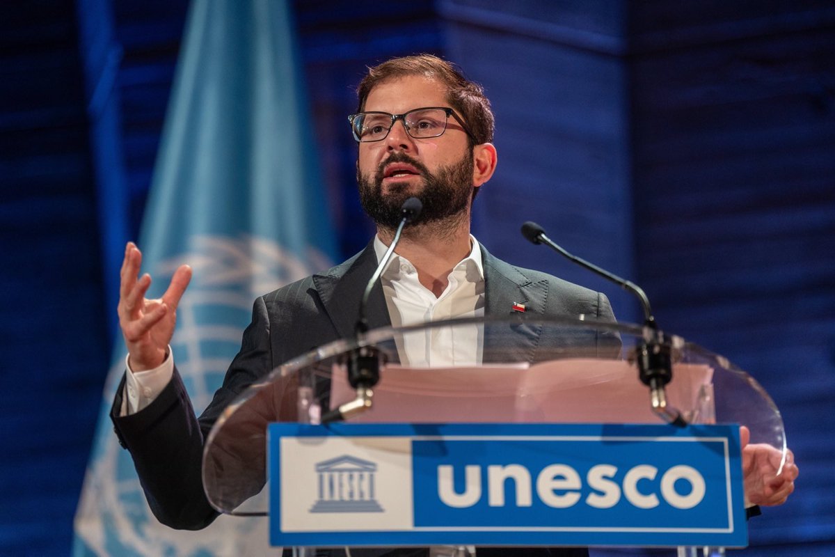 GabrielBoric's tweet photo. Hoy junto a los ministros @Nico_Cataldo y @AlbertoKlaveren, participamos del Plenario de Alto Nivel del ODS4 en @UNESCO_es por una mejor educación.

La educación no solo es un derecho humano fundamental, es un bien público global que permite el ejercicio de otros derechos y por eso tenemos una responsabilidad impostergable: debemos movilizarnos y romper barreras para asegurar que cada niño, niña, joven y adulto, sea hombre o mujer, tenga acceso a una educación inclusiva, equitativa y de calidad.

Felicito y agradezco el trabajo de las y los profesionales de todas partes del mundo que impulsan una agenda multisectorial y hacen posible este encuentro. Estamos sembrando las semillas para cosechar un mundo más justo donde todos y todas tengan la oportunidad de alcanzar su máximo potencial.