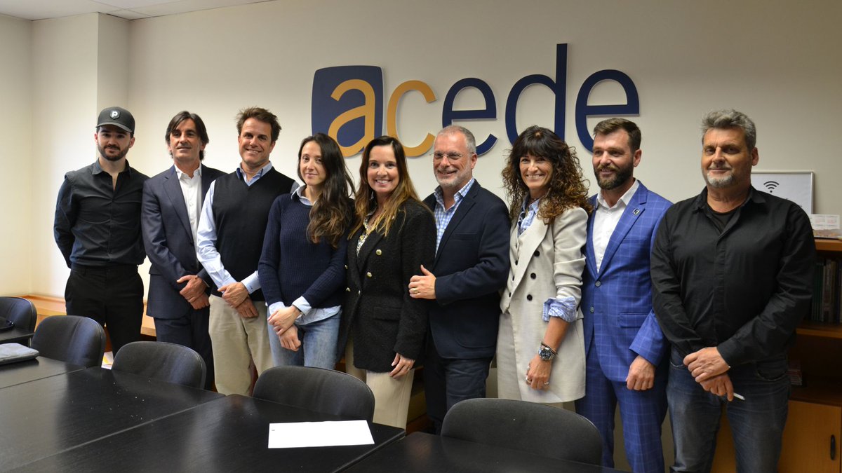 𝐑𝐞𝐮𝐧𝐢ó 𝐆𝐫𝐮𝐩 𝐓𝐮𝐫𝐢𝐬𝐦𝐞, 𝐓𝐞𝐜𝐧𝐨𝐥𝐨𝐠𝐢𝐚 𝐢 𝐒𝐨𝐬𝐭𝐞𝐧𝐢𝐛𝐢𝐥𝐢𝐭𝐚𝐭 ♻️ ✈️

Aquest nou grup transversal està format per empreses hoteleres, allotjaments turístics, agències de viatges, sanitat turística, TIC i d’altres que presenten serveis al sector.
