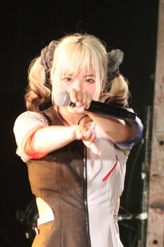 kamokogumi's tweet image. オタク特有のアレですよ
勘違いでも嬉しいものなのですよ

ファインダー越しじゃないと目を合わす事もできないんですもの

#PIGGS #BBS4 #ビビにビビビビ
#推しが好きすぎる
20240612  新宿LOFT
「BOO BOO SUMMER4」