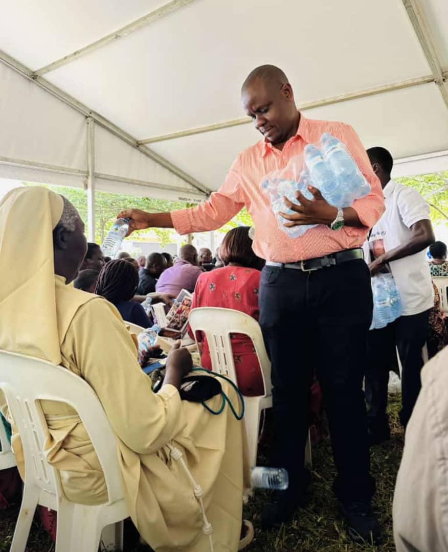 ObedTwinamatsi2's tweet photo. Hon. Minister @BalaamAteenyiDr  is more than a public figure - he's a shining example of humility, patriotism, and dedication to the people. His down-to-earth approach has earned him a special place in our hearts.

#HonBalaamBarugahara #SelflessLeader https://t.co/HMLuSrto2S