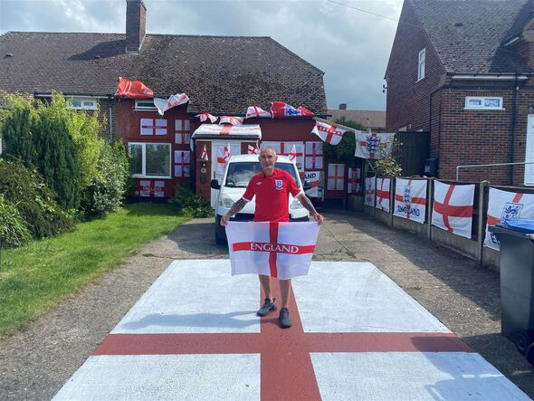 Steve92592444's tweet image. England football fan slammed as &apos;racist&apos; for covering his home in St George&apos;s flags msn.com/en-gb/travel/n… A message to anybody in 🇬🇧who thinks this is Racist
📢
I live in England, I&apos;m in England, I&apos;m England through and through and I&apos;ll fly the English flag if I want to.&quot;
🏴󠁧󠁢󠁥󠁮󠁧󠁿