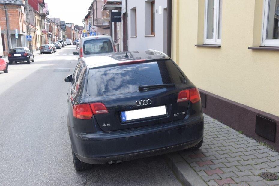 BiuroRPO's tweet photo. Obywatele postulują zmianę przepisów o ruchu drogowym, które pozwalają na zatrzymanie lub postój na drodze dla pieszych auta o masie do 2,5 t.
Taki sposób parkowania na chodnikach jest dziś powszechny, zwłaszcza w dużych miastach - tymczasem jego warunkiem jest zapewnienie możliwości swobodnego poruszania się pieszych.
W efekcie często muszą się oni przeciskać między samochodami, wchodzić na przejście dla pieszych zza zaparkowanych aut, a nawet ustępować pierwszeństwa pojazdom jeżdżącym po chodnikach.
Biuro Rzecznika Praw Obywatelskich przesłało postulaty ruchu społecznego Ministerstwu Infrastruktury z prośbą o stanowisko.
ℹ️ https://t.co/qyz6SkyInm