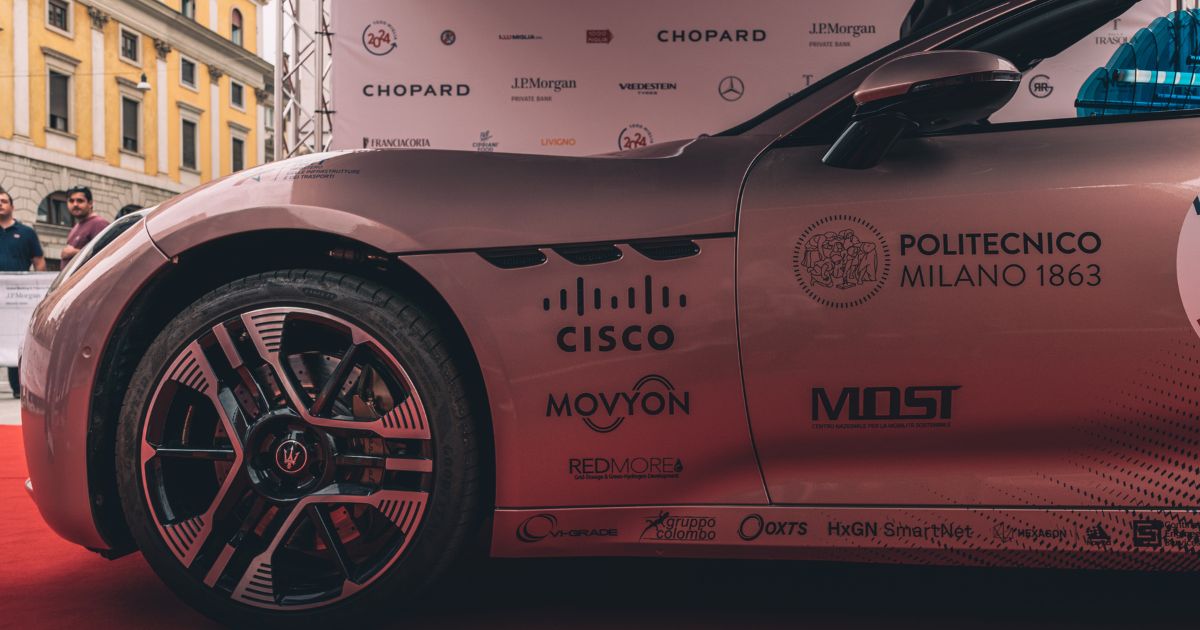 Protagonista della #Millemiglia2024: una Maserati GranCabrio Folgore con alimentazione full electric, dotata delle tecnologie Cisco di rete wireless ultra-affidabili e dei nostri software di security. 
Un passo in avanti verso la mobilità del futuro.
rainews.it/notiziari/tg1/… #aida