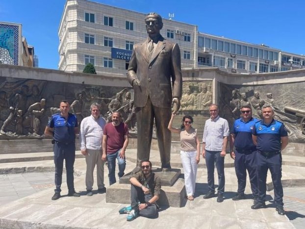 Kayseri'de 2 vatansız hainin saldırısına uğrayan Gazi Mustafa Kemal Atatürk anıtı'nı onaran yurttaşlarımız..

Saygılarımızı Gönderiyoruz..