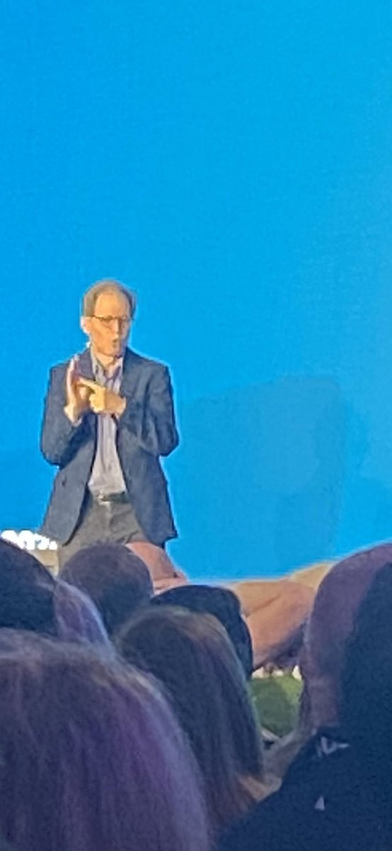 Watching Dan Siegel’s hand model of the brain live 🙌!! #traumasummit2024