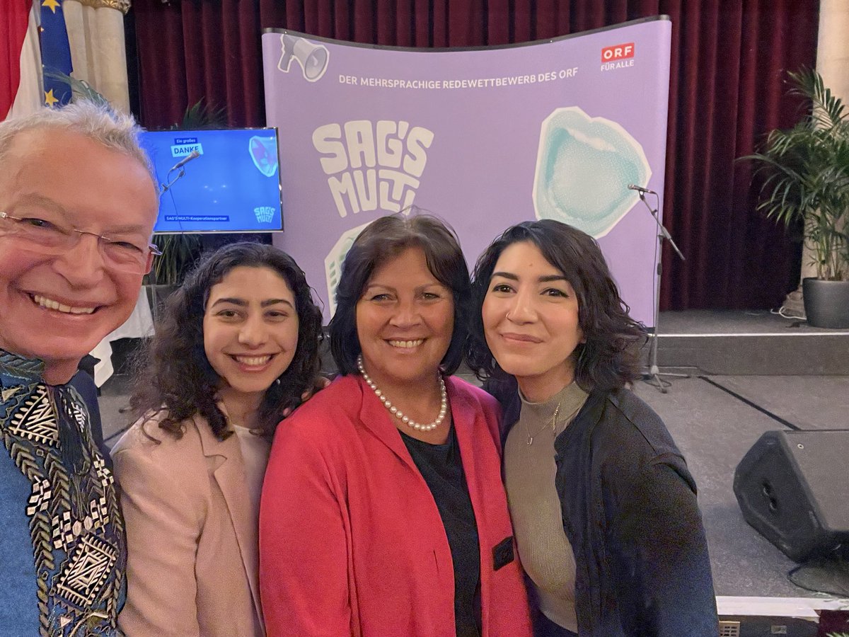 LandauDaniel's tweet photo. #SagsMulti, wunderbarer Redewettbewerb der Kinder, Jugendliche und deren Mehrsprachigkeit einfach maximal wertschätzt! 💪❤️
Los geht’s, hier im Festsaal des #Rathauses in Wien, und danke für die Möglichkeit, @BgmLudwig 🙏
Heute ist die Preisverteilung
(Ich sag’s Jahr für Jahr, jede und jeder Teilnehmer*in hier ist ein/e Gewinner*in, und einige davon werden heute auch ausgezeichnet)
cc @renate_anderl @stefaniegroiss @MercanFalter @VKhymynets @UKRinAUT @chriswiederkehr @LotharLockl
#SagsMulti, #MehrwertSprache 💪❤️🥰
1/x
