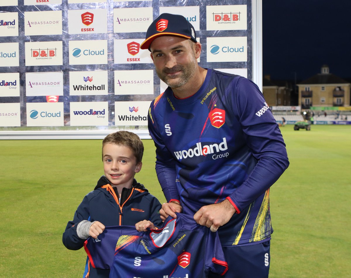 Essex Cricket (@essexcricket) on Twitter photo 💫 𝗠𝗲𝗲𝘁𝗶𝗻𝗴 𝘆𝗼𝘂𝗿 𝗵𝗲𝗿𝗼
Congratulations to Noah, Friday's <a href="/WoodlandGroup/">woodlandgroup</a> Young Eagle of the Match, who received a signed shirt from his favourite player, Dean Elgar 🫶
🦅 #FlyLikeAnEagle 💫 𝗠𝗲𝗲𝘁𝗶𝗻𝗴 𝘆𝗼𝘂𝗿 𝗵𝗲𝗿𝗼
Congratulations to Noah, Friday's <a href="/WoodlandGroup/">woodlandgroup</a> Young Eagle of the Match, who received a signed shirt from his favourite player, Dean Elgar 🫶
🦅 #FlyLikeAnEagle