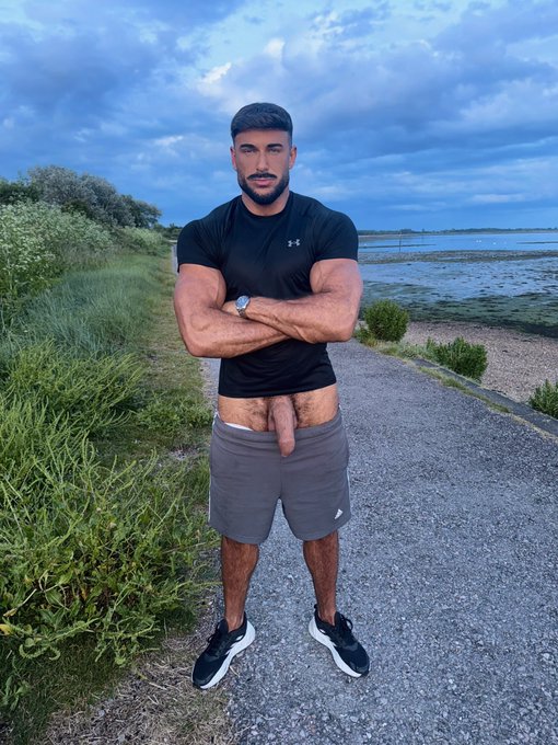 Retweet if you&rsquo;d stop&hellip; ignore if you&rsquo;d walk by. https://t.co/3EFuiL1sbr