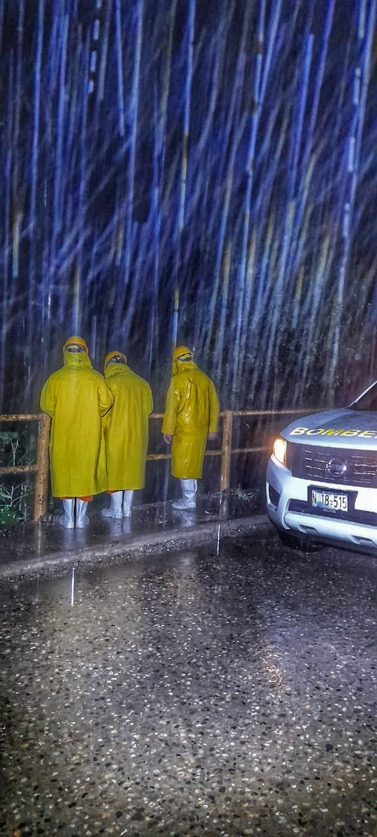 NoticieroSLV's tweet image. Los equipos de @BomberosSV realizan monitoreos preventivos, en las zonas de riesgo del distrito de Metapán, Santa Ana. 

La institución recuerda que ante cualquier emergencia la población puede llamar al 913.