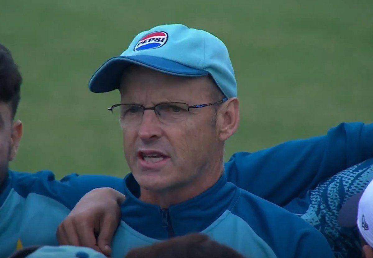 _FaridKhan's tweet photo. Pakistan coach Gary Kirsten shocking statement: 

"There's no unity in Pakistan team, They call it a team, but it isn't a team. They aren't supporting each other; everyone is separated, left and right. I've worked with many teams, but I've never seen such a situation" 

[via Geo News/Ihtisham Ul Haq]