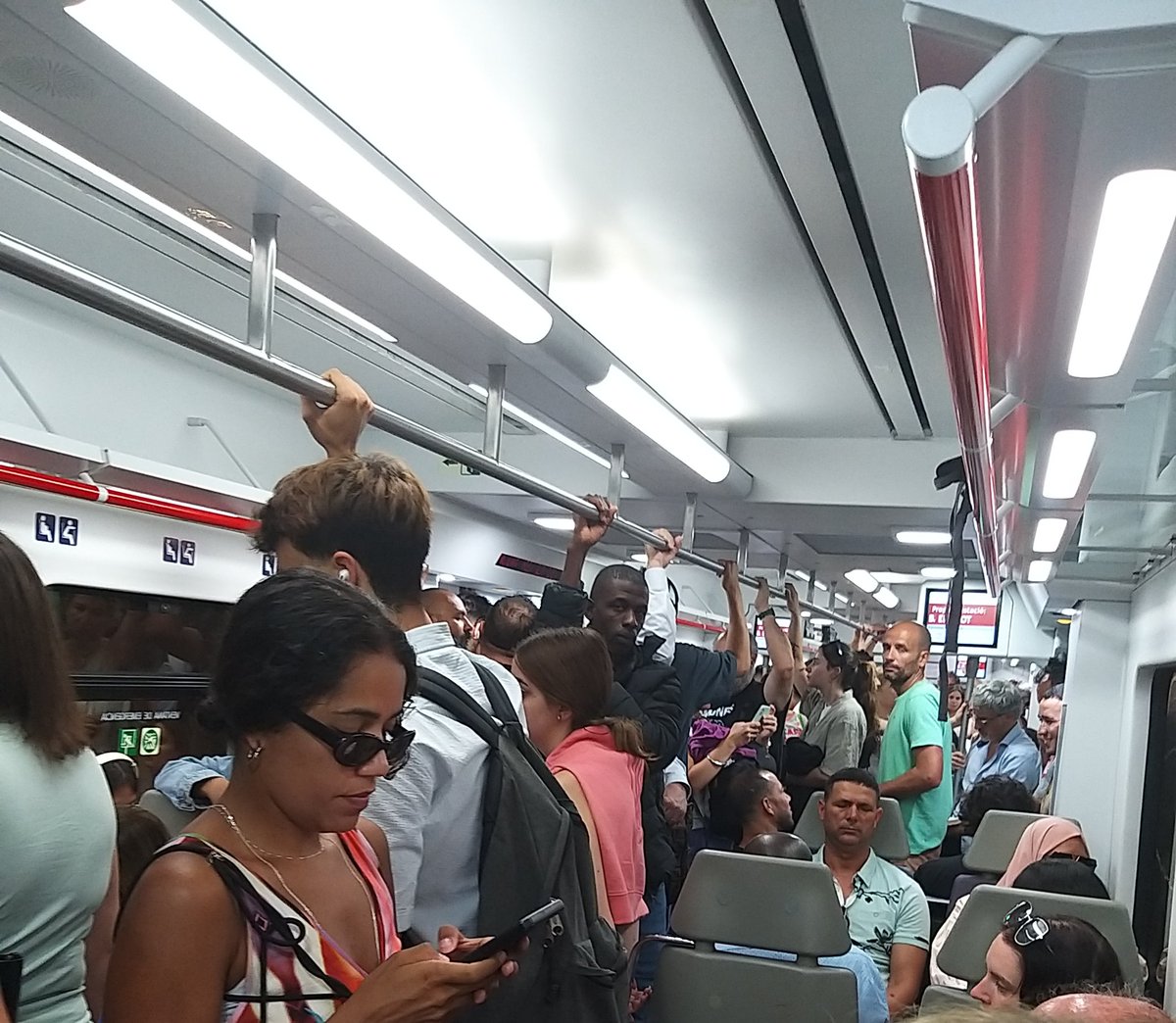 alex_montornes's tweet photo. Un dia normal a Rodalies. S'ha de ser molt patriota per patir cada dia això i no fer-se independentista. https://t.co/qhvjhWG65Z