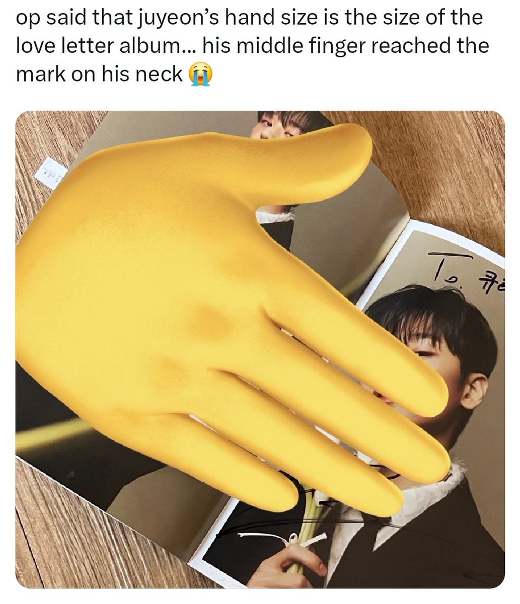 10115_zip's tweet photo. mine vs JUYEON'S BIG ASS HAND https://t.co/FN5v6mBRgA