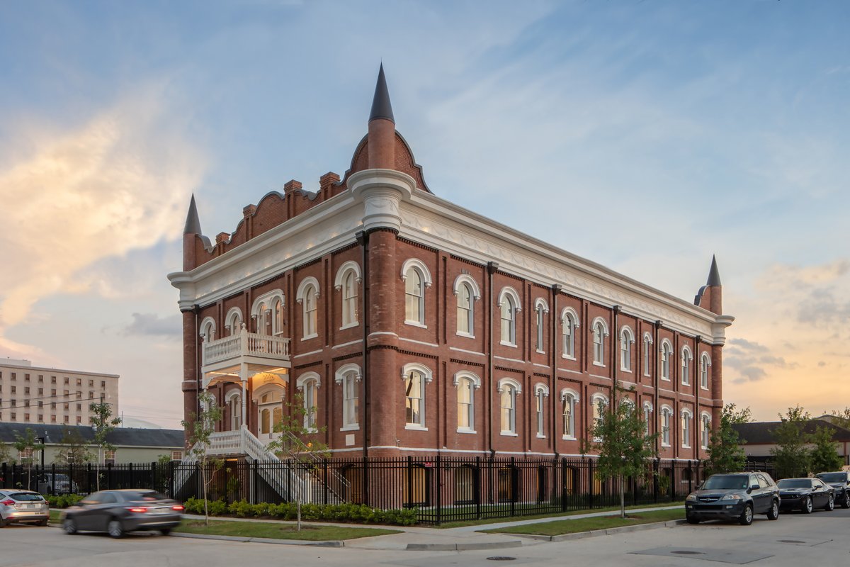 This highly distinctive neighbourhood landmark was originally built in 1894 to house the McDonogh #30 School in New Orleans’ Third Ward, a function it held for nearly half a century. #RandR 

joom.ag/Betd/p78