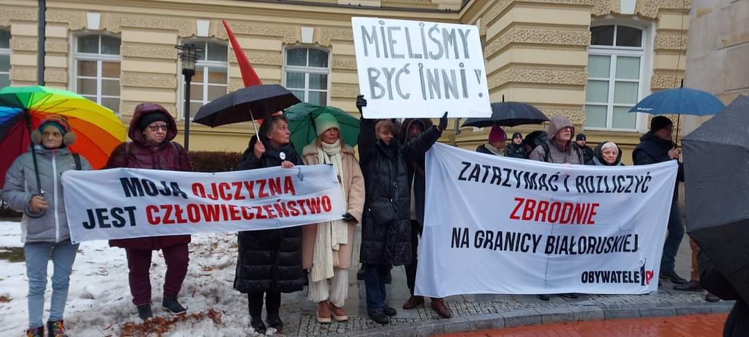 ObywateleRP's tweet photo. #ZielonaGranica
Przestańcie grać w grę Putina‼️

Na posiedzeniu @PremierRP 19 czerwca rozpatrywana będzie taka zmiana przepisów, by na granicy żołnierze i funkcjonariusze mogli strzelać bez obaw przed karą. Jest to sprzeczne z prawem, stwarza zagrożenie nie tylko dla zwykłych uchodźców, ale dla mieszkańców rejonów przygranicznych, a ponadto stwarza nieograniczone możliwości groźnych prowokacji ze strony białoruskiej.

Eskalacja bezprawia na granicy polsko białoruskie to gra w grę Putina. Odpowiedzią na prowokacje nie może być uleganie im. Używanie wojska przeciwko cywilom i zwolnienie żołnierzy z odpowiedzialności za bezprawne użycie broni nie tylko nie ma nic wspólnego z państwem prawa, ale jest realizowaniem scenariusza Putina i Łukaszenki.

Prowokacje na granicy mają właśnie prowokować. Mają skłonić polskie władze i służby do pochopnych działań podejmowanych pod wpływem emocji i presji społecznej. Wzywamy administrację rządową do opamiętania się!

Spotykamy się w środę o 10:30 przed @PremierRP.