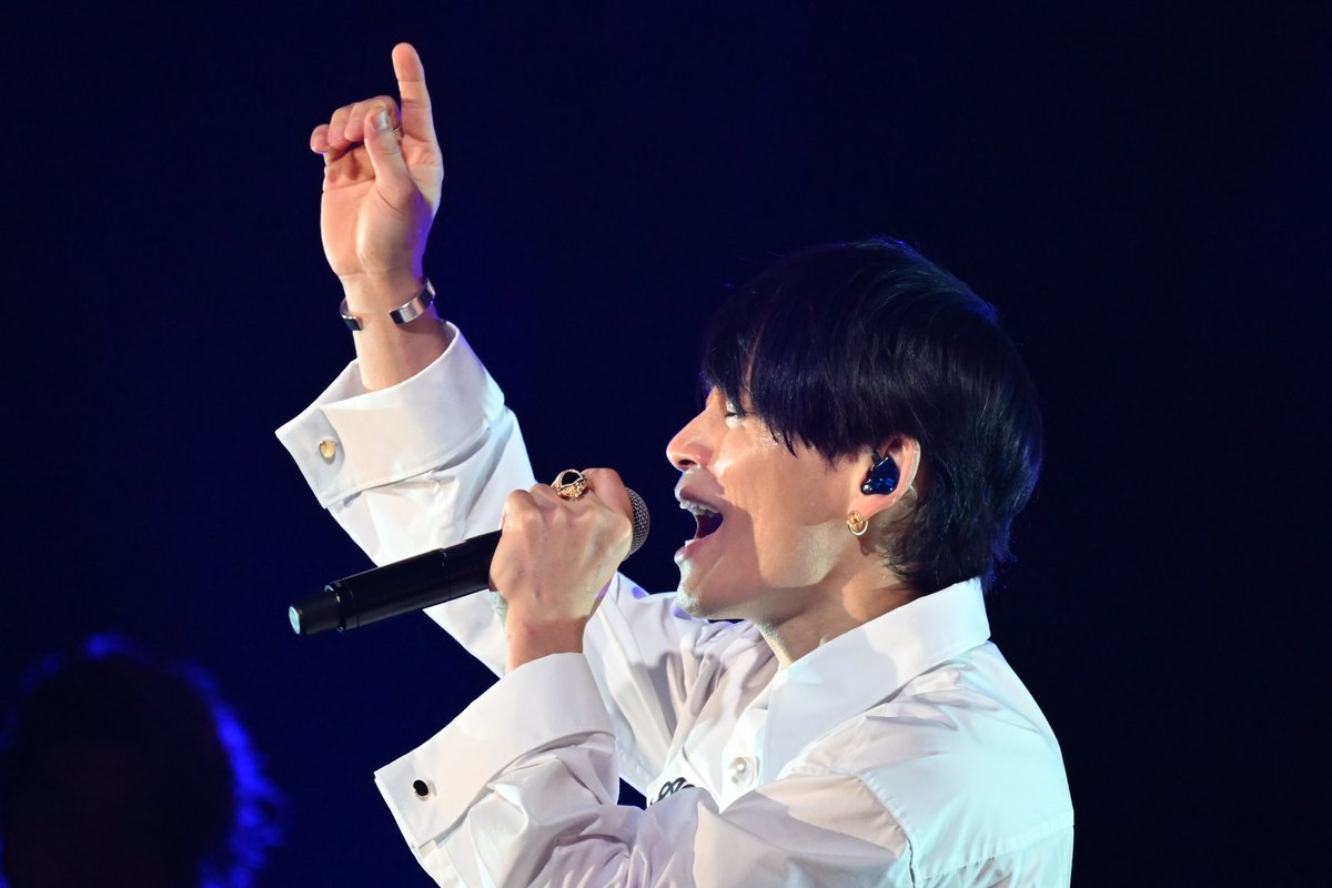 telasa_jp's tweet photo. 【まもなく配信終了】
#UVERworldROOM
～やけにチャイムの鳴る夜〜

番組のための #UVERworld
🎤撮り下ろしライブパフォーマンス
#テラサ 完全独占で配信中
トークもお見逃しなく‼️

🎼セットリスト🎼
♪1 #MakingitDrive
♪2 #AVALANCHE
♪3 #Touchoff
♪4 #PRAYINGRUN
♪5 #EN
♪6 #ピグマリオン
↓
https://t.co/A3eW8WMX3O
