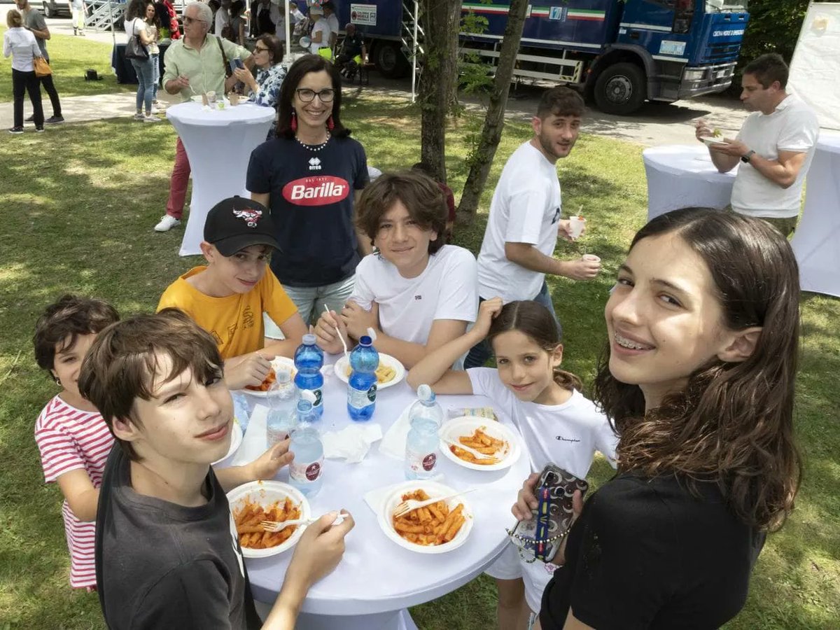 barillagroup's tweet photo. 🎈 Uno speciale giorno di festa nel nostro stabilimento di #Parma!
Abbiamo aperto le porte a oltre tremila tra #BarillaPeople, familiari e amici per il #FamilyDay 2024, all’insegna della condivisione e del buon cibo. 
👉 https://t.co/LtrhpiTSXW  
#TheJoyOfFood #WorkingAtBarilla https://t.co/rMRKht0EzL