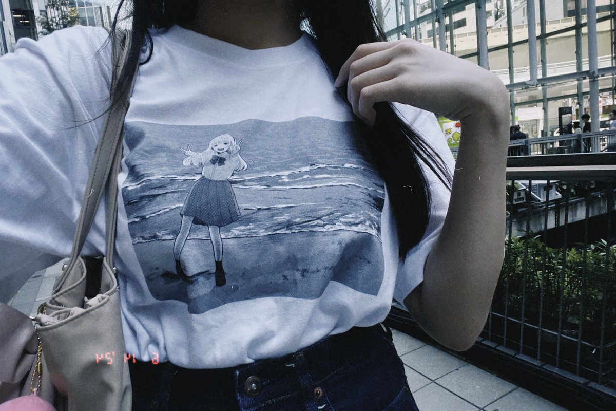 asuho1228's tweet photo. 大好きなイラストレーターさんのtシャツ😄同じポーズをして写真を撮ってる2022年夏頃の私。 https://t.co/XIosSbY6fd
