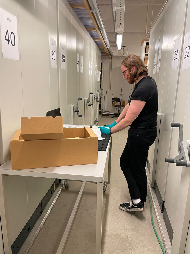 bodypolitics (@bodypoliticserc) on Twitter photo Half of our team has headed over to Sweden and Denmark this month for some exciting data collection!
Watch this space to see what @emmatollefsen <a href="/VikingBodiesBM/">Brad Marshall</a> and Renate get up to… 👀🔍 Half of our team has headed over to Sweden and Denmark this month for some exciting data collection!
Watch this space to see what @emmatollefsen <a href="/VikingBodiesBM/">Brad Marshall</a> and Renate get up to… 👀🔍