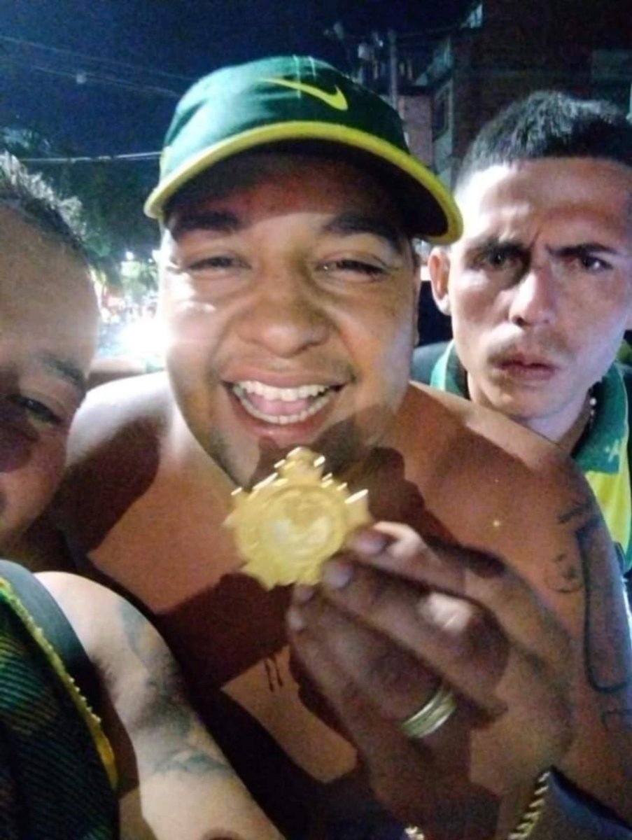 ColombiaOscura's tweet image. #ATENTOS. Buscan a delincuente que hurtó la medalla que la alcaldía le entregó al jugador del Atlético Bucaramanga, Carlos Henao.  El momento quedó registrado en un video que ya es viral en las R/S.

¿Ud qué opina?