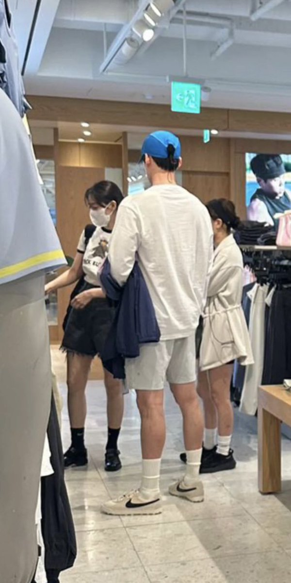 kdrama_menfess's tweet photo. •kdm• kim woobin nemenin shin minah belanja 😂 https://t.co/ce61GrtzjU
