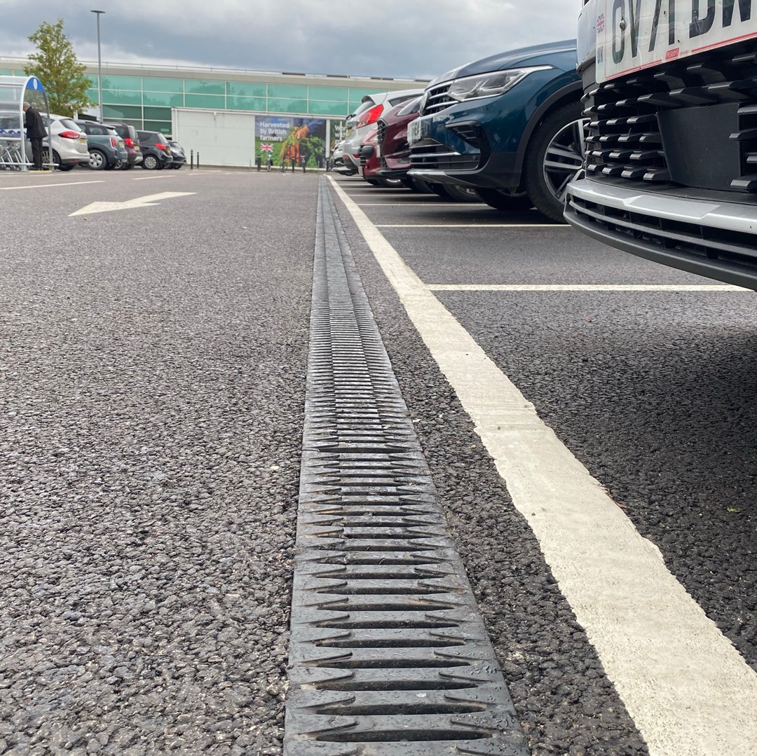 🛒 Tesco St. Neots refurbishment with over 500m of RECYFIX MONOTEC. Load tested to meet the demands of car parks; heavy foot traffic and frequent cars. Monolithic design with a secure heel-safe grating. Every little helps! Great installation by Associated Asphalt #Tesco #CarParks