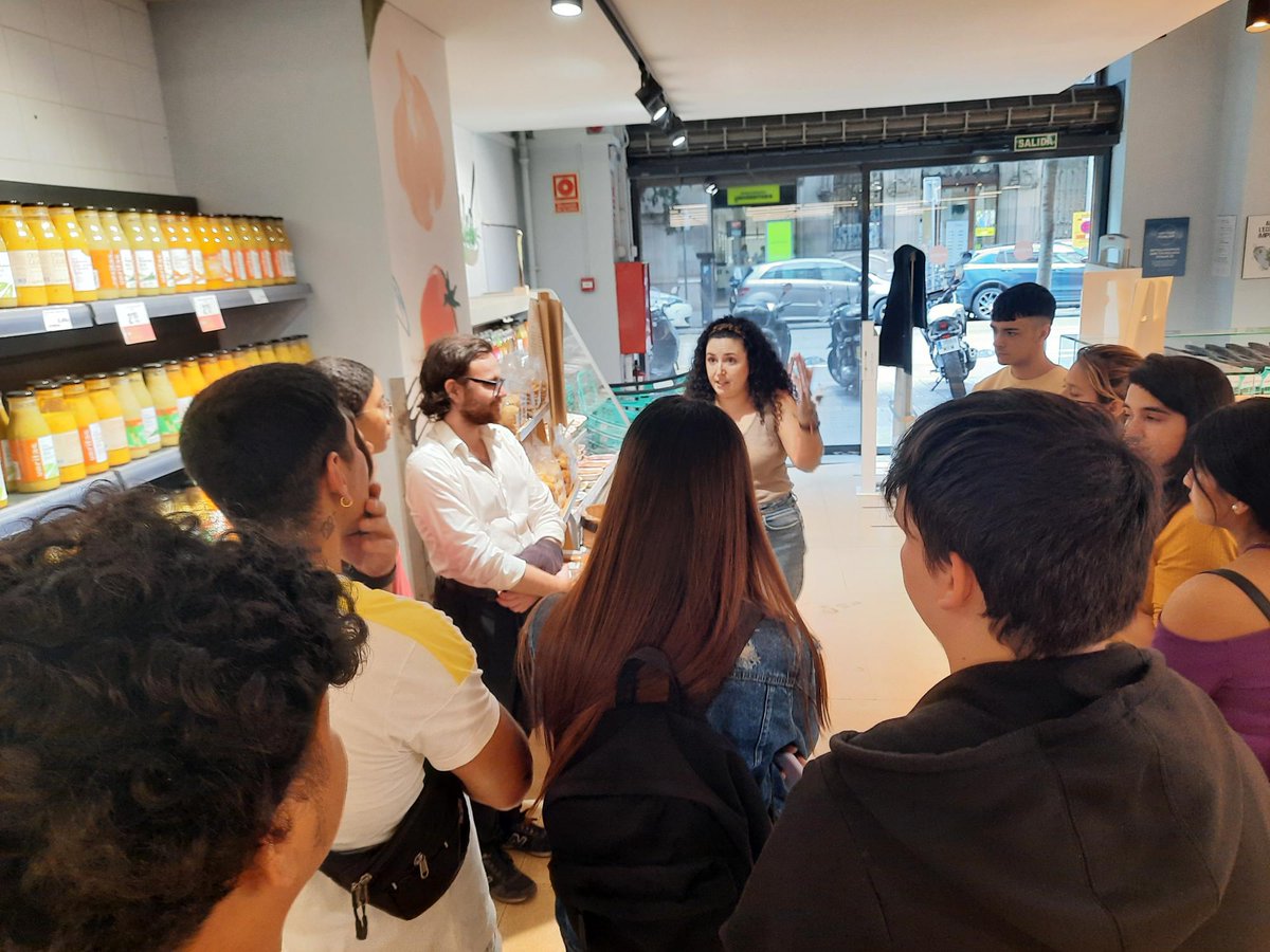 barcelonactiva's tweet photo. 🍃 L'alumnat de l'itinerari d'Elaboració i Comerç Veggie Food de #ProjectesSingulars ha visitat la botiga ecològica @Veritas.

Ha pogut conèixer la tipologia de clientela i les competències més valorades per treballar-hi. 😲 https://t.co/uDmvtoWWcd