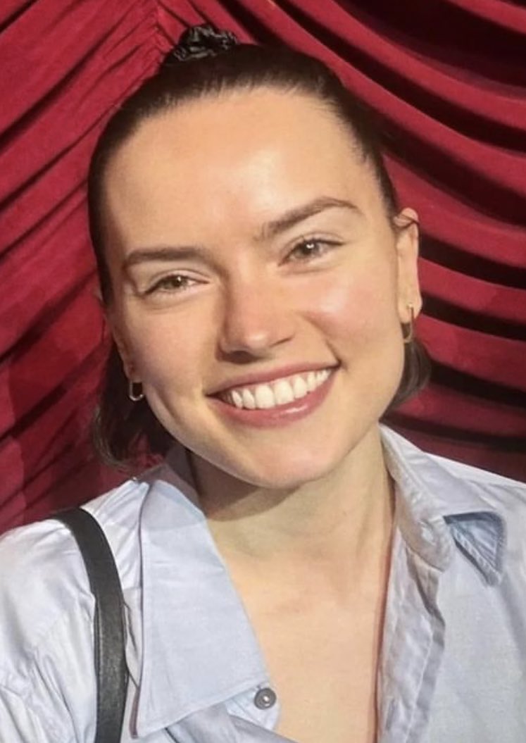 oliviamunne's tweet photo. Other people can be as or more beautiful, but no one has this breathtaking and heart melting smile like Daisy Ridley. None 💖 https://t.co/XSPXD5M1Yk