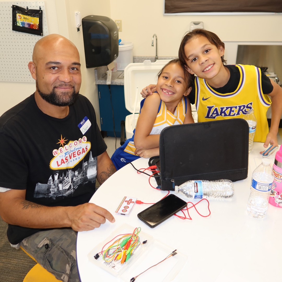 CCSDMagnet's tweet image. 👨‍👩‍👧‍👦 Families that code together grow together! 🎮💻 @HeardESMagnet helped families bond while having fun and learning with family projects using #ScratchCoding and #MakeyMakey. #creatingtogether #LearningTogether #WeAreCCSD #CCSDMagnetSchools #FamilyEngagement @SuprTekTalk