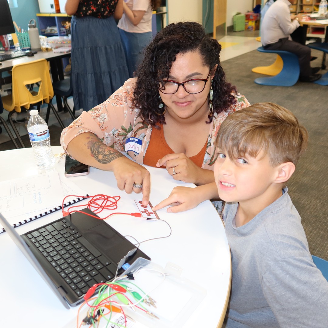 CCSDMagnet's tweet image. 👨‍👩‍👧‍👦 Families that code together grow together! 🎮💻 @HeardESMagnet helped families bond while having fun and learning with family projects using #ScratchCoding and #MakeyMakey. #creatingtogether #LearningTogether #WeAreCCSD #CCSDMagnetSchools #FamilyEngagement @SuprTekTalk