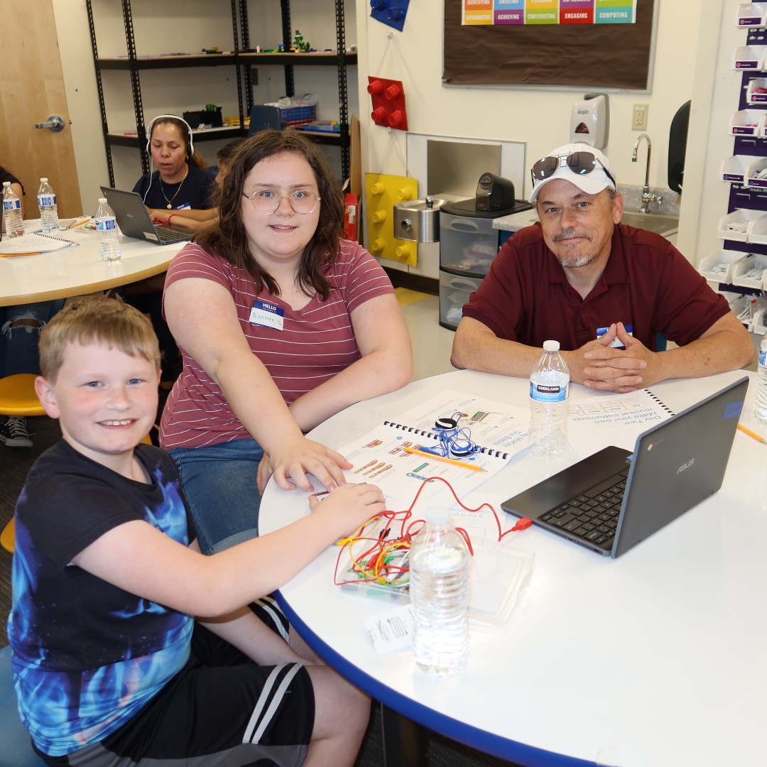 CCSDMagnet's tweet image. 👨‍👩‍👧‍👦 Families that code together grow together! 🎮💻 @HeardESMagnet helped families bond while having fun and learning with family projects using #ScratchCoding and #MakeyMakey. #creatingtogether #LearningTogether #WeAreCCSD #CCSDMagnetSchools #FamilyEngagement @SuprTekTalk