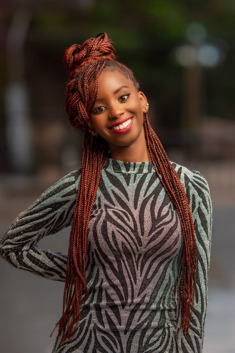 PoshPalaceKenya's tweet image. Slay effortlessly with our flawless knot less braids 🦋
It's the perfect blend of style and comfort 

#poshpalace
#poshboss
#knotlessbraids
#darlingkenya
To make your appointments
☎️0797403131
📥Dm
Or click the link in our bio ✨