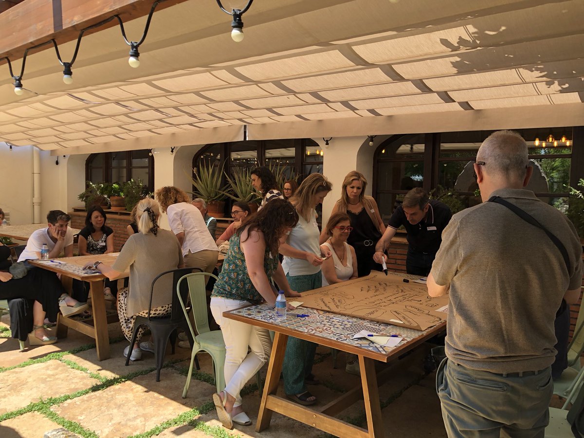 Reflexionem sobre la innovació i la transformació educativa a partir de les evidències. Iniciació dels grups de treball amb ambaixadors, facilitadors i referents d’innovació territorials de tots els territoris.