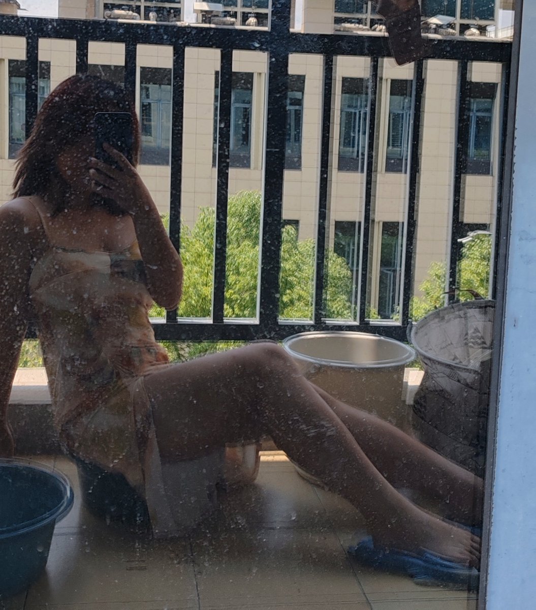 人到期末了除了背书什么事情都想干，，我跟室友说我在阳台抽根烟结果抽完了开始拍照拍了半个小时，，