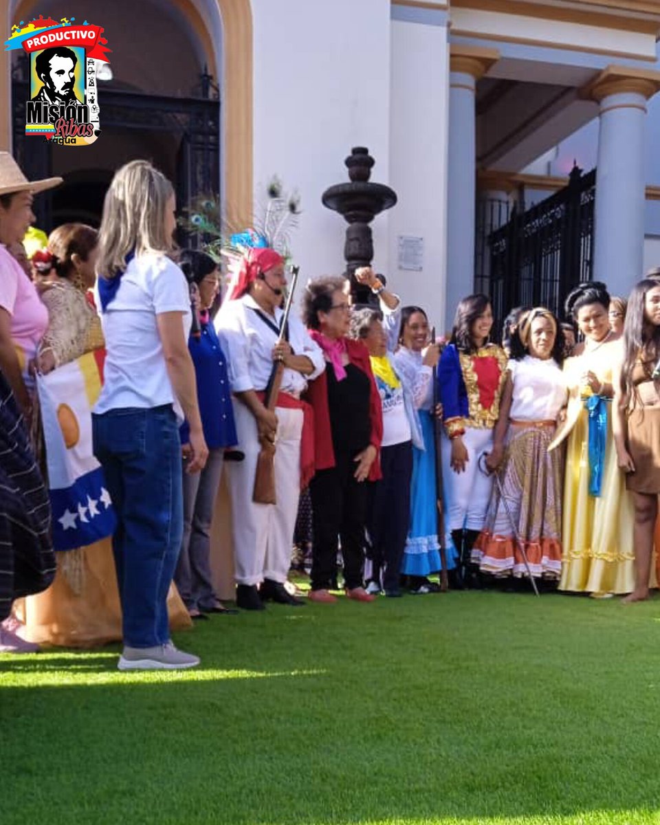 #NicoEsElQueFrao Frente de Mujeres Cmdte Inés Aragua, presentes en el Panteón Nacional en respaldo a nuestro Pdte Nicolás Maduro
<a href="/NicolasMaduro/">Nicolás Maduro</a> 
<a href="/_LaAvanzadora/">Yelitze Santaella</a> 
<a href="/Soykarinacarpio/">Karina Carpio</a> 
<a href="/PoetaLaya/">Luis laya</a> 
<a href="/JohendersonG_/">Johenderson González</a> 
<a href="/Gladys_barretoc/">Gladys Barreto</a>  
<a href="/LeiraSuarezPsuv/">LeyraSuarezPsuv</a> 
<a href="/M_RibasOficial/">Misión Ribas</a> 
<a href="/misionribasarag/">Misión Ribas Aragua</a>