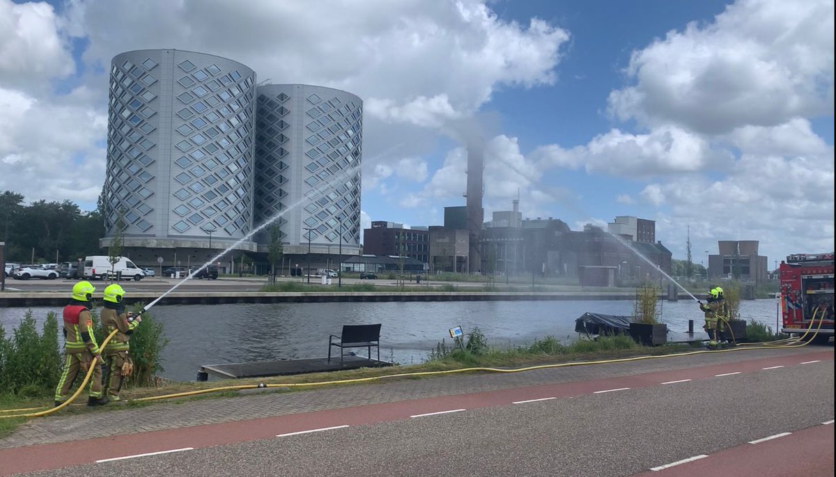 Afgelopen zaterdag vond de nationale brandweerherdenking plaats. In onze regio's hebben de kazernes het water-ereteken, gelijktijdig aan het herdenkingsmoment bij het brandweermonument in Arnhem, gemaakt. Helden die we met trots herdenken 🖤❤️🖤