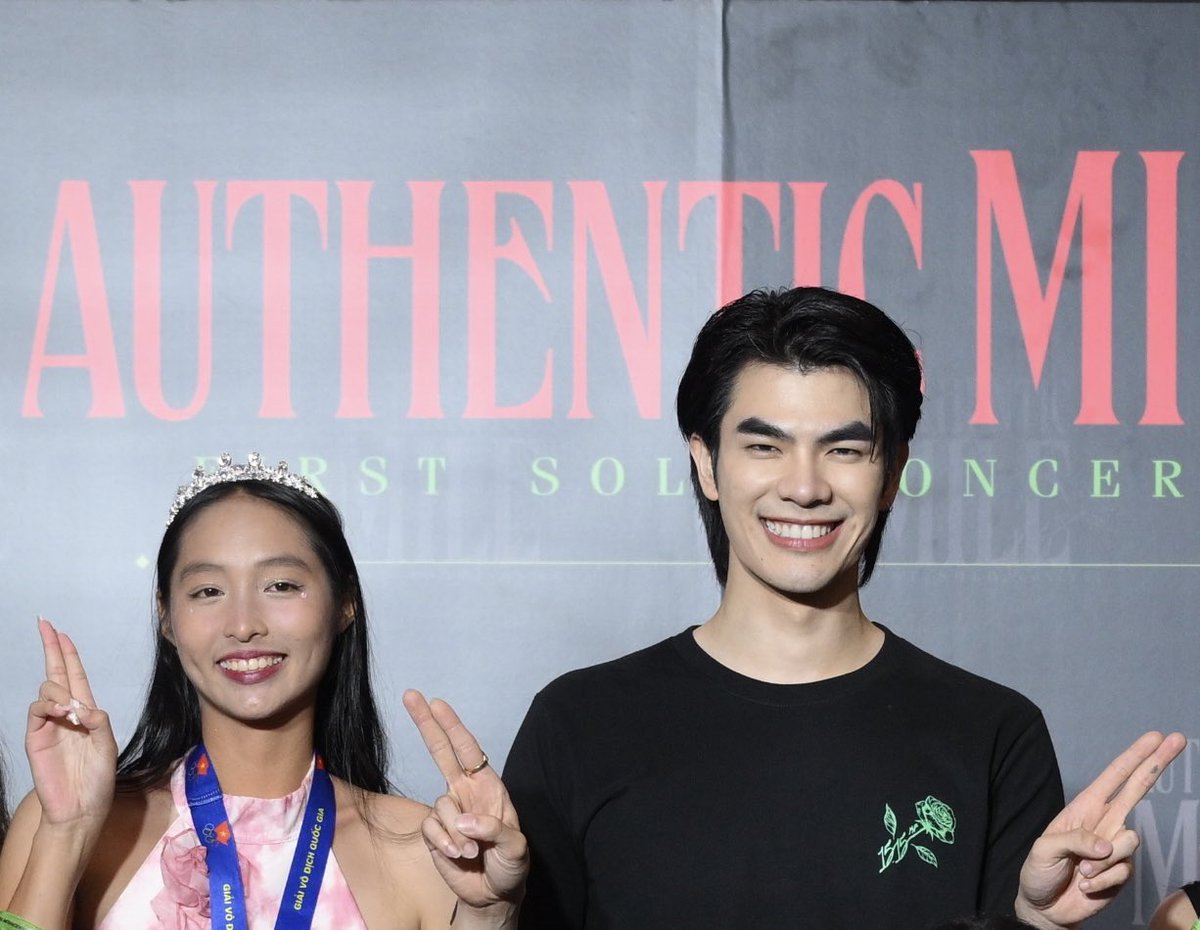 My story about photo group with P’Mile🏅
🙇‍♀️: P’Mile i’m a tennis player
💚: Oh..lor ?
🙇‍♀️: And this is my medal🏅for you
💚: Susu na🥰 (melted🫠)

So happy to tell him my proud 🫶 i will trying my best everyday💪

<a href="/milephakphum/">mile phakphum</a> #MilePhakphum 
#AUTHENTICMILECONCERT