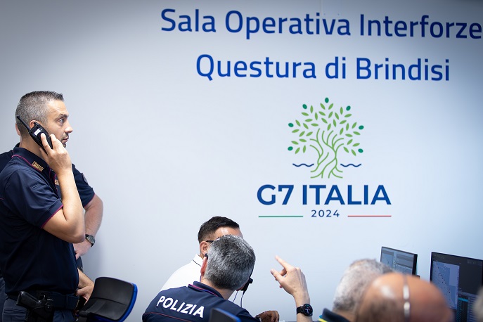 Leonardo_IT's tweet photo. Orgogliosi di aver contribuito allo svolgimento in sicurezza del @G7, a Borgo Egnazia dal 13 al 15 giugno.

I nostri sistemi #missioncritical per le comunicazioni radio #sicure hanno consentito una collaborazione sinergica tra @poliziadistato, @_Carabinieri_, @GDF, #PoliziaPenitenziaria e operatori dell’@Esercito, della @ItalianNavy, della @guardiacostiera e dell'@ItalianAirForce, abilitando il più alto grado di #coordinamento delle operazioni da parte della Sala Operativa Interforze (#SOI) di #Brindisi e assicurando la massima tempestività degli interventi sul campo.