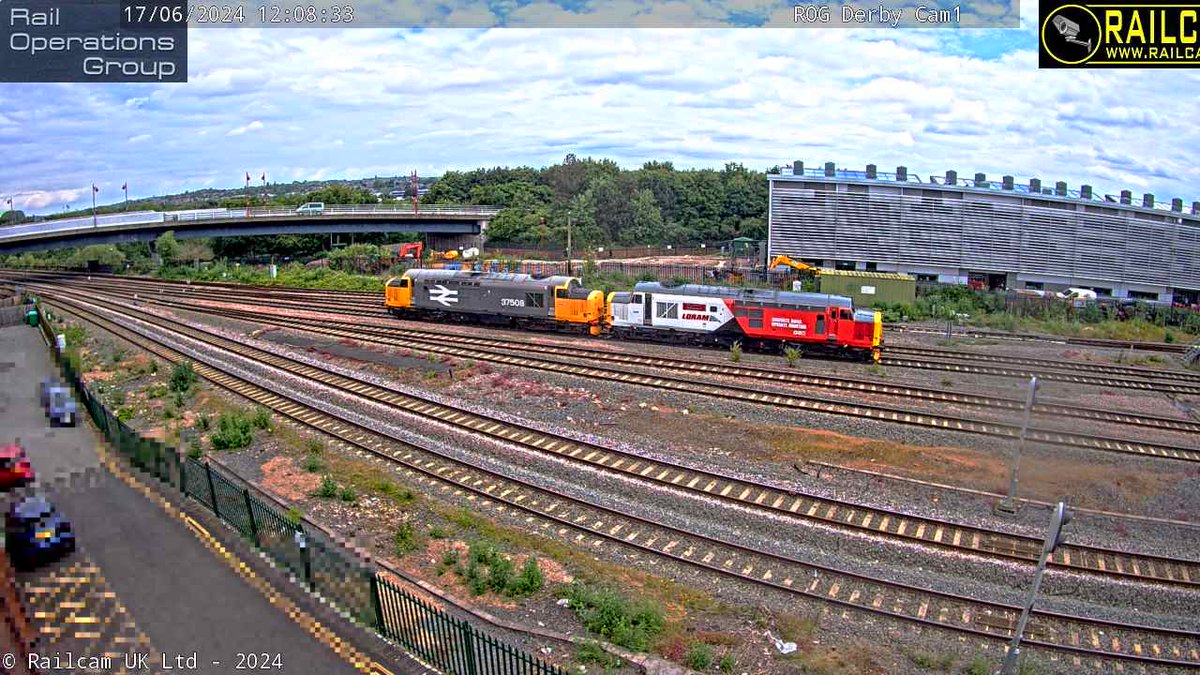 railcamlive's tweet image. Loco Fest - Derby Edition📸

@ColasRailUK #Class70 70806 (6E29), @RailOpsGroup #Class37 37608 'Andromeda' &amp;amp; #Class93 93001 (0Q67),  @LocoServicesGrp #Class37 37425 &amp;amp; 37558 (0Z25) &amp;amp; @LoramUK #Class37 37418 'An Comunn Gaidhealach' &amp;amp; 37508 (0Z37).

🎦#Derby @RailOpsGroup
📅17/06/24