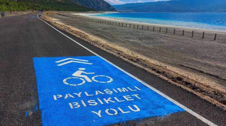 Dünyanın başka yerinde olsa değil araç ayak bastırılmayacak bir gölün çevresinin asfaltlandığı bir ülke görmek ister misiniz

Salda Gölü'nün kıyısındaki yollara asfalt döktüler. #SaldayaDokunma