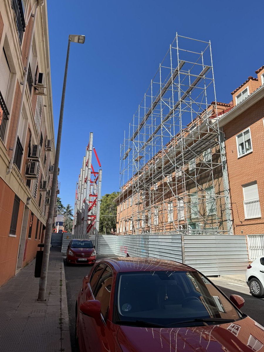 vvictor_12's tweet photo. Es una pena ir viendo cómo van destruyendo tu barrio, aquel barrio donde viviste, esa casa que tanto trabajo le cuesta a tus padres.
Lo que está haciendo @IdiazAyuso en este barrio no tiene perdón, hoy nuevos derribos.
A las 21:00 manifestación en Calle Pablo Olavide, difundan 💔 https://t.co/W4FikVRxDS