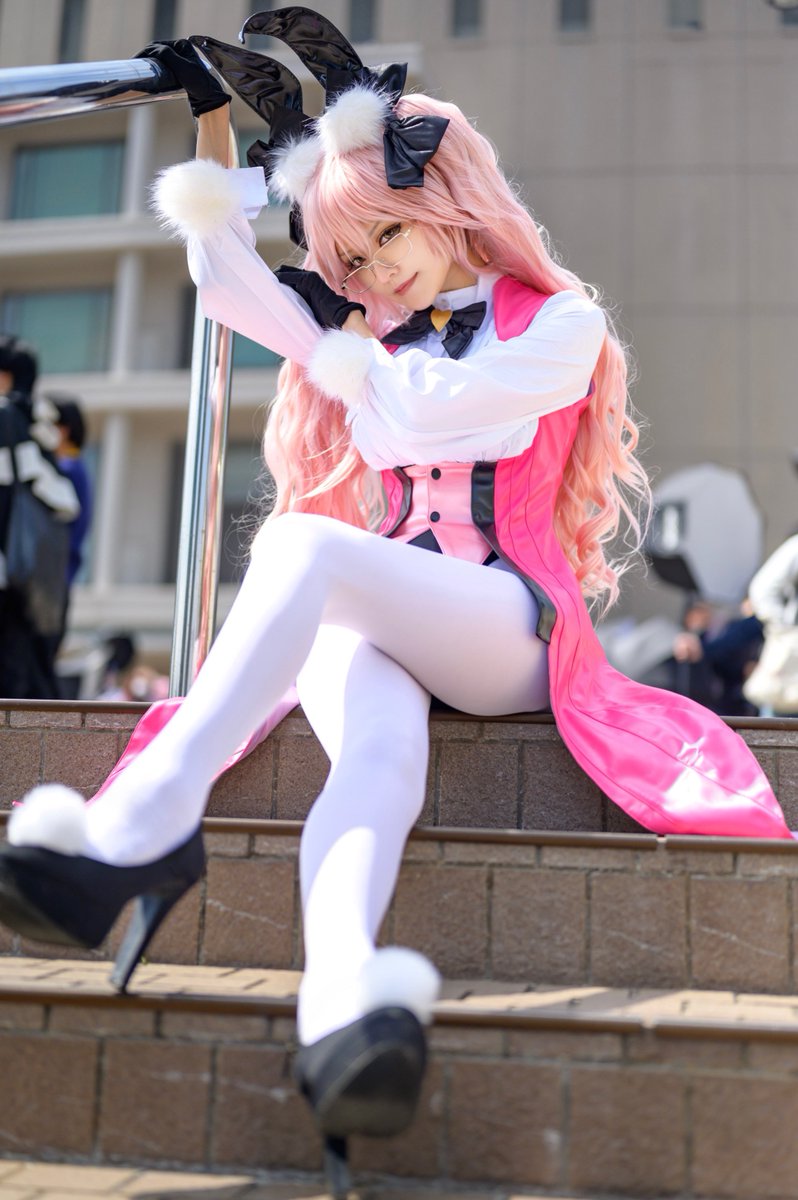 にゃもちーさんに撮影してもらった 階段スカヤバニー💗アコスタver