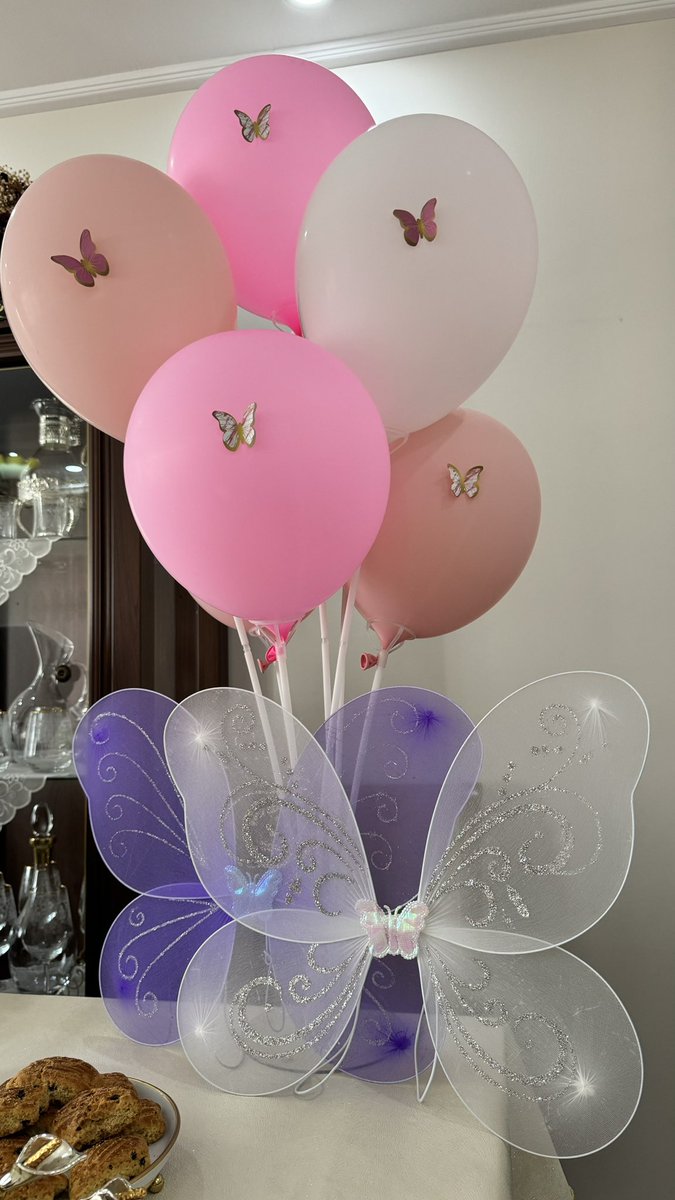 Kelebekler kanatlarını park etmiş 🦋