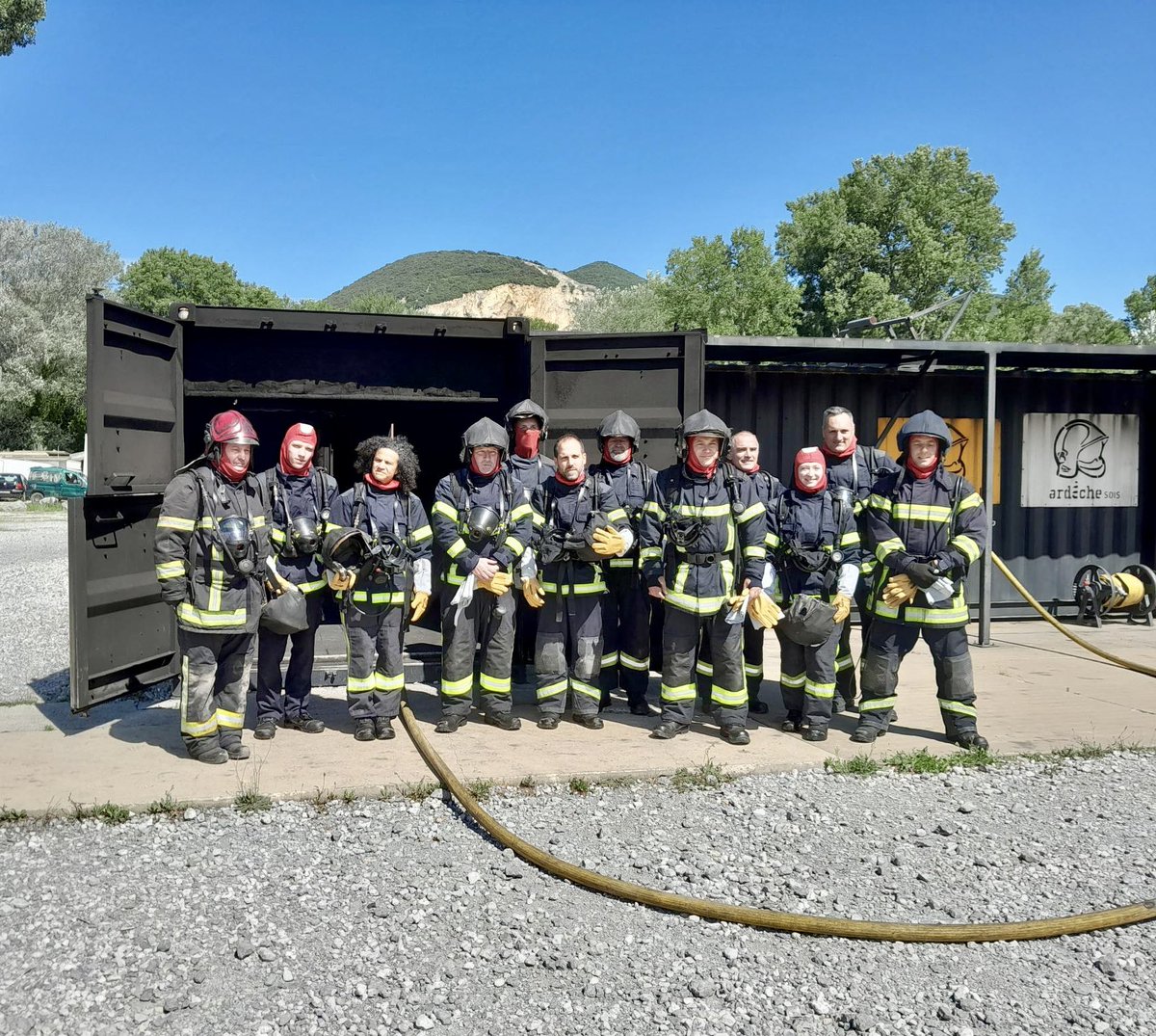 #RetourEnImages | Ce matin, la préfète de l’#Ardèche, Sophie ELIZEON, et le directeur de cabinet, Gwenn JEFFROY, se sont rendus au centre de formation du SDIS de l’Ardèche à #Cruas pour une démonstration de caisson à feu visant à sensibiliser aux feux domestiques 🔥👩‍🚒👨‍🚒

ℹ️ Le