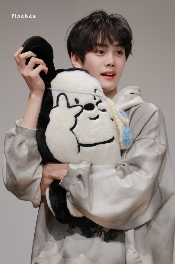 flash4u_'s tweet photo. 240614 
🐶✌🏻

#KIMGYUVIN #GYUVIN #김규빈 #ZEROBASEONE #ZB1 #제로베이스원 https://t.co/yw6PQCiEet