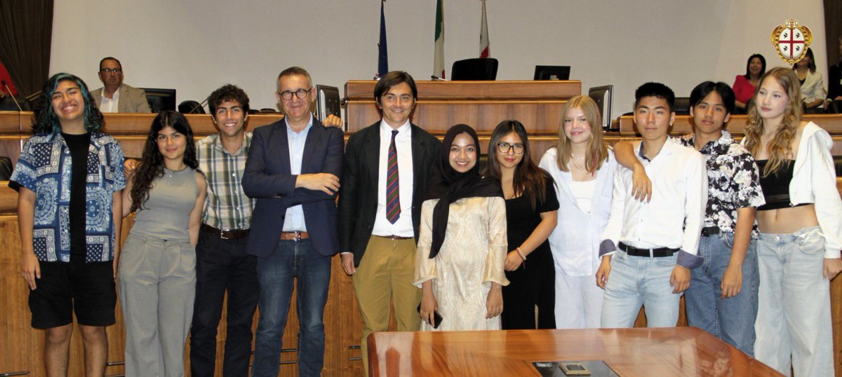 consregsardegna's tweet photo. Cerimonia di premiazione “Esploratori del mondo con #Intercultura” oggi in Consiglio regionale. Erano presenti 80 #studenti. 
Il Presidente Piero Comandini ha dedicato questa giornata alla  fondatrice di Intercultura in Sardegna Giuseppina Primavera. https://t.co/Spq7zhbijJ https://t.co/KGZq6ZUzA1